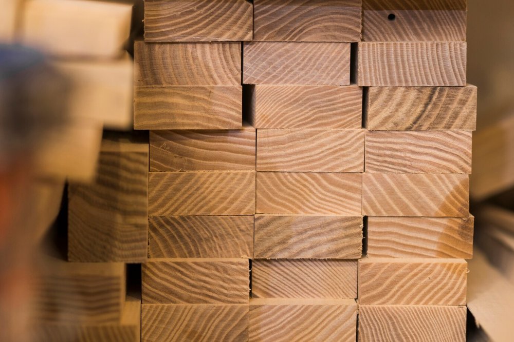 Obr. 3. Výroba dřevěných podlah z tvrdého dřeva